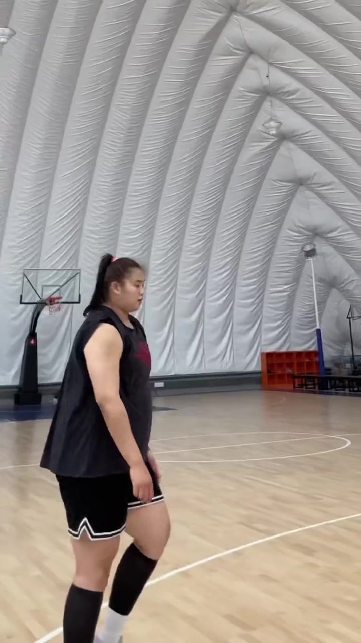 嚯，好魁梧！大寶貝劉禹彤背打你，你能頂住嗎？